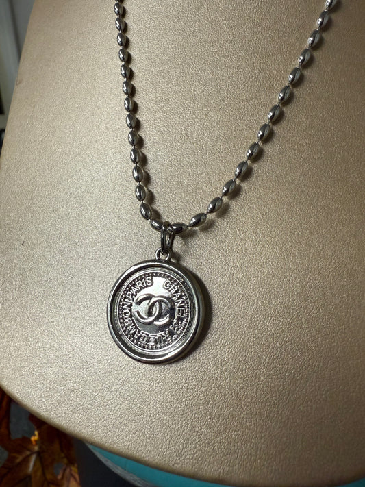 Silver Tone Medallion Pendant Necklace – Bold Chain