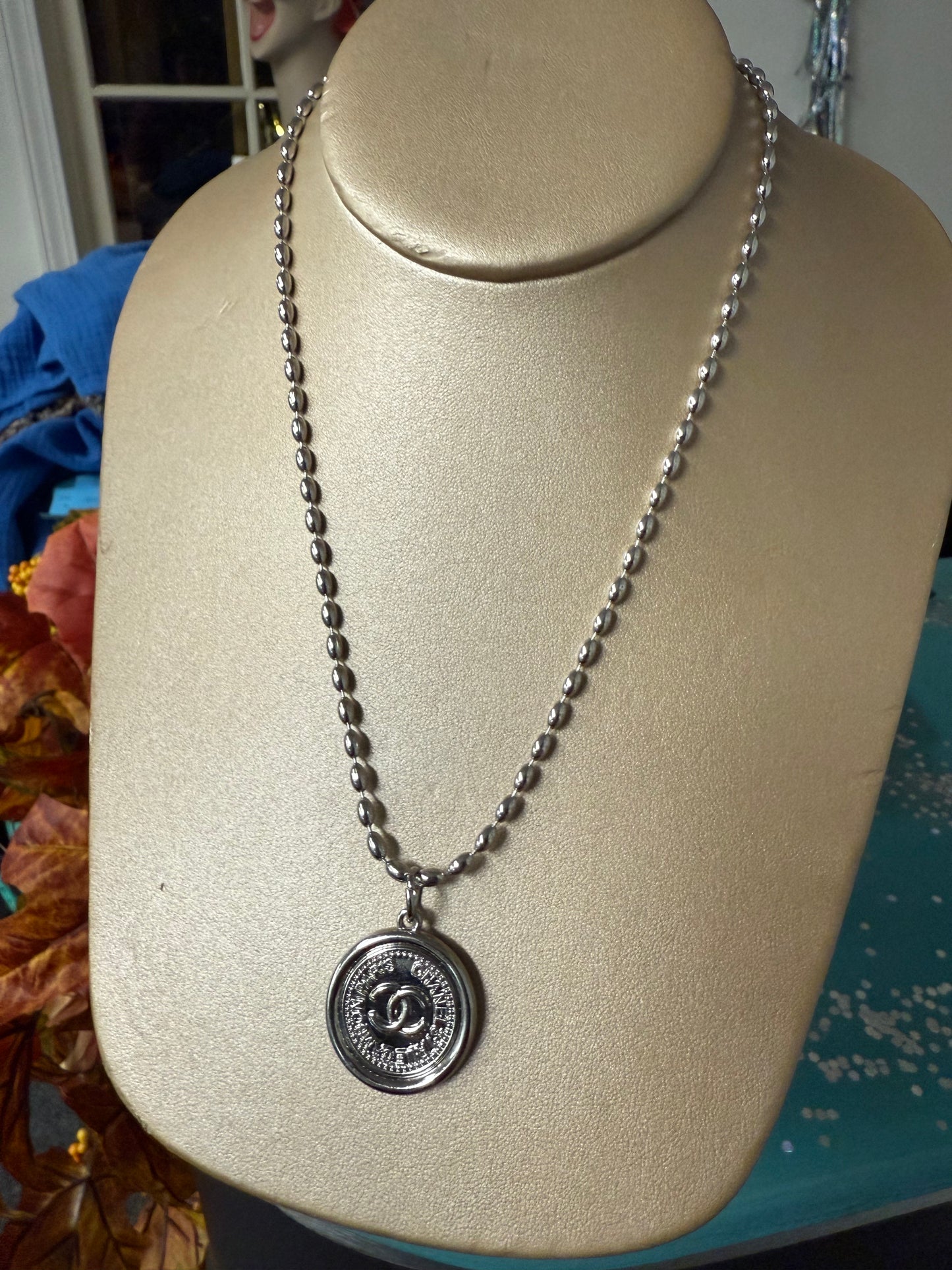 Silver Tone Medallion Pendant Necklace – Bold Chain